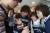 바리스타 교육생들이 6일 서울 중랑구 상봉1동 주민센터에서 정재민 강사(왼쪽)로부터 카푸치노 커피 내리는 과정을 익히고 있다. 김상선 기자