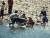 1994년 중국 창바이현 조선족 20여명이 튜브를 이용해 혜산시 강가에서 빨래하는 아낙네들과 구리를 밀매하고 있다. [중앙포토]