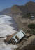 허리케인이 몰고 온 높은 파도로 인해 부서지고 뒤집힌 캘리포니아 해안경비초소. [로이터=연합뉴스] 