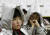 진지한 표정으로 재난훈련을 받고 있는 도쿄 이주미 초등학교 어린이들. 머리에 쓴 것은 지진이 발생했을 때 위에서 떨어지는 물체로부터 머리를 보호하기 위한 모자다. [도쿄 로이터 = 연합뉴스]