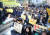 지난 6일 오후 서울 종로구 옛 주한일본대사관 앞에서 정대협 주최 &#39;일본군 위안부 문제 해결을 위한 정기 수요시위&#39;에서 참석한 학생들이 손 피켓을 들고 있다. [연합뉴스]