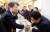 국민의당 안철수 대표가 10일 광주 한 식당에서 광주 의원들과의 오찬에 참석하며 악수하고 있다. [연합뉴스]