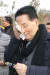 국민의당 박지원 전 대표가 10일 오전 지역구인 전남 목포 김대중노벨평화상기념관에서 열린 김대중 마라톤대회에서 참석자가 던진 계란을 맞고 얼굴을 닦고 있다. [연합뉴스]