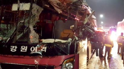 영동고속도로서 버스·제설차 충돌…1명 사망·22명 중경상