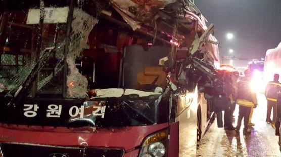 영동고속도로서 버스·제설차 충돌…1명 사망·22명 중경상