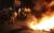 팔레스타인 국기와 야세르 아라파트 전 팔레스타인 자치정부 수반 사진을 든 사람들이 가자시티에서 시위를 벌이며 타이어를 불태우고 있다. [AP=연합뉴스]