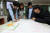 과학수업 시간에 조별로 모둠을 지어 토론식 수업을 하고 있는 서울 무학중 학생들과 손미현(왼쪽에서 두 번째) 교사. 강정현 기자