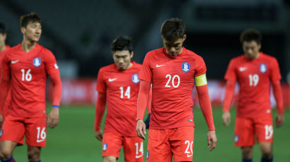 중국 1.5군에도 뻥뻥 뚫렸다, 한국축구 수비는 ‘자동문’