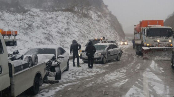 폭설 내린 서해안고속도로 26중 추돌사고… 1명 사망·8명 부상