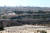아! 예루살렘. 예루살렘 올리브 산에 있는 유대인 묘지에서 바라본 구시가지의 성전산 모습. 가운데 황금빛 돔은 &#39;바위의 돔(Dome of the Rock)&#39;이고, 왼쪽 작은 회색 돔은 &#39;알 아크사 모스크(Al-Aqsa Mosque)&#39;의 지붕이다. 두 곳 다 이슬람의 성지다. 두 돔 사이 공간의 뒷쪽이 유대인의 성지인 &#39;통곡의 벽&#39;이다 . 성전산은 3000년 전 솔로몬 왕이 건립한 제1 성전과 이후 들어선 제2 성전이 있던 곳이다. [중앙포토]