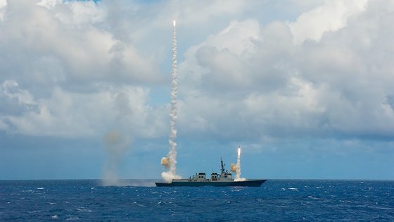 2014년 림팩 훈련에서 서애류성룡함이 함대공 미사일을 발사하고 있다. [사진 국방TV 캠처]