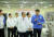 김승연 한화그룹 회장(오른쪽 셋째)이 지난 11일 중국 장쑤성 난퉁시 한화큐셀 치둥 공장을 방문해 현지 공장장인 김상훈 전무(오른쪽 첫째)에게 태양광 모듈 생산에 대한 설명을 듣고 있다. [사진 한화그룹]