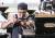 김성헌 교수는 올 초 단국대 문화예술대학원에 세계 최초로 커피학과를 개설했다. 김 교수가 실습실에 마련된 로스팅 머신 앞에서 원두 향을 시향(試香)하고 있다.