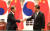 문재인(왼쪽) 대통령과 시진핑 중국 국가주석이 14일 오후 베이징 인민대회당 서대청에서 열린 MOU 서명식을 마치고 악수하고 있다.[연합뉴스]