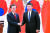 문재인 대통령과 시진핑 국가 주석이 14(현지시간) 베이징 인민대회당에서 열린 양국 MOU 서명에 앞서 악수하고 있다..[청와대사진기자단]