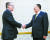 제프리 펠트먼 유엔 사무차장(왼쪽)과 리영호 북한 외무상. [AP=연합뉴스]