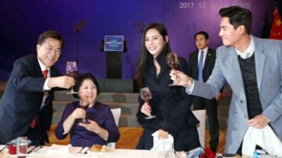 [사진] 방중 문 대통령, 추자현·우효광 부부와 건배