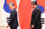 문재인 대통령과 시진핑 중국 국가주석이 14일 오후 베이징 인민대회당 서대청에서 열린 MOU 서명식을 마치고 퇴장하고 있다. [연합뉴스]