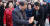 유리창 거리 탐방을 도운 중국 대사관 직원에게 &#39;이니시계&#39;를 선물하는 문재인 대통령. [연합뉴스]