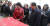 문재인 대통령과 부인 김정숙 여사가 15일 오후 중국 전통 문화의 운치를 느낄 수 있는 베이징 유리창(琉璃廠) 거리를 방문해 중국의 전통 비단을 감상하고 있다. [연합뉴스]