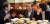 문재인 대통령과 김정숙 여사가 14일 오전 중국 베이징의 한 서민 식당에서 노영민 주중 대사(왼쪽)와 함께 유탸오로 아침식사를 하고 있다. [김상선 기자]