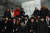 스위스 융프라우요흐 얼음궁전에서 지난 7일 열린 찰리 채플린 얼음동상 제막식에서 참석자들이 환하게 웃고 있다. 얼음동상 바로 왼쪽 중절모를 쓴 사람이 채플린의 아들 유진 채플린, 오른쪽은 조각가 존 더블베이.
