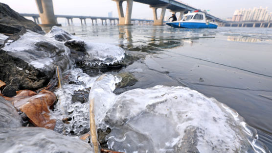 [사진] 한강에 첫 얼음, 71년 만에 가장 빨라 … 주말도 강추위 내일 서울 영하 11도