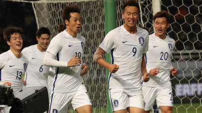 살아난 투지+화끈한 공격...일본 침묵시킨 한국 축구