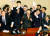 2004년 3월 12일 오전 11시56분 국회 본회의장 의장석에서 박관용 국회의장(가운데)이 노무현 대통령 탄핵안의 가결을 선포한 뒤 의사봉을 두드리고 있다. [중앙포토]