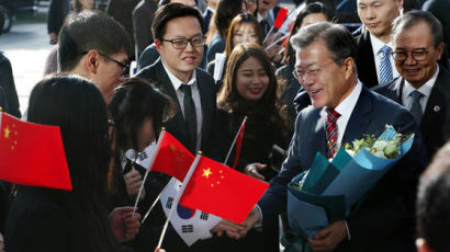 文 대통령 '친중' 위해 부각한 '반일', "한미일 안보 협력에 딜레마적 상황 올 수도"