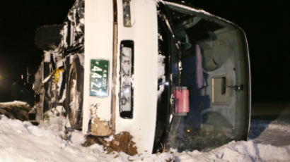 日홋카이도서 한국인 관광객 34명 태운 버스 전복