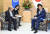 같은날 안토니우 구테흐스 유엔 사무총장(왼쪽)과 아베 신조 일본 총리가 일본 도쿄 총리 관저에서 회담을 하고 있다. 두 사람은 같은 모양, 높이의 의자에 앉았다. [연합뉴스]