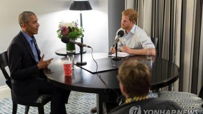 ‘BBC 객원 진행자’ 된 해리 英 왕자, 오바마 인터뷰하다