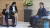 문재인 대통령의 일본 특사인 문희상 더불어민주당 의원(왼쪽)이 5월 18일 오전 도쿄 총리 관저에서 아베 신조 총리를 만나 대화를 나누고 있다. 당시에도 문 의원이 더 작은 의자에 앉아 있다. [사진 주일한국대사관]