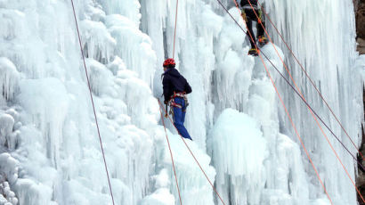 [서소문사진관]혹한을 기다려온 사람들, 빙벽을 오르는 클라이머