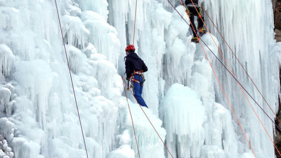 [서소문사진관]혹한을 기다려온 사람들, 빙벽을 오르는 클라이머