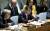 안토니우 구테흐스 유엔 사무총장(왼쪽) 옆에 앉은 고노 다로 일본 외무상이 지난 15일 유엔 안전보장이사회에서 안보리 의장국 대표 자격으로 의사봉을 두드리며 북한 핵 문제와 관련한 회의 시작을 알리고 있다. [뉴욕 EPA=연합뉴스]  
