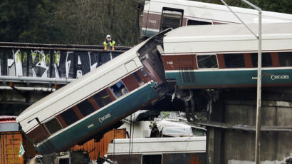 달리던 열차가 고속도로 추락···美 시애틀 수십명 사상