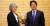 강경화 외교장관(왼쪽)이 19일 오후 도쿄(東京)에 있는 총리관저에서 아베 신조(安倍晋三) 일본 총리를 예방하고 면담에 앞서 악수하고 있다. [사진 연합뉴스]