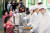 충남 천안시 신계초등학교에서 학생들이 점심시간에 식판에 음식을 받고 있다. [사진 충남도]