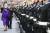 팬톤의 올해의 컬러가 발표된 12월 7일 영국 포츠머스에서 열린 해군 행사에 참석한 엘리자베스2세 여왕. 선명한 보라색 코트와 모자를 착용했다. [사진 AFP 연합]