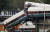 18일(현지시간) 오전 미국 워싱턴 주 시애틀 남쪽 듀폰에서 암트랙 열차가 탈선, 고속도로 위에 위험스럽게 매달려 있다.[AP=연합뉴스]