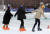 젊은 여성들이 20일 오후 서울 여의도공원 스케이트장 ‘여의아이스파크’에서 즐거운 한때를 보내고 있다.조문규 기자