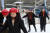 20일 개장한 서울 여의도공원 스케이트장 ‘여의아이스파크’에서 젊은 여성들이 밝은 표정으로 스케이트를 즐기고 있다. 조문규 기자