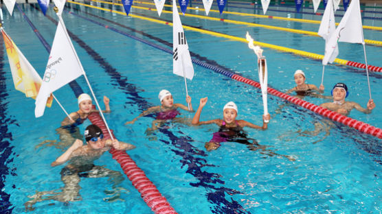 수영장에서, 벨로드롬에서...진천선수촌 밝힌 평창올림픽 성화