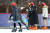 20일 개장한 서울 여의도공원 스케이트장 ‘여의아이스파크’에서 학생들이 추운 날씨에도 아랑곳하지않고 스케이트를 타고있다. 조문규 기자