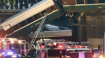 [사진] 시애틀서 열차 탈선, 최소 3명 사망