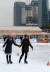 20일 오후 서울 여의도공원 스케이트장 ‘여의아이스파크’에서 외국인들이 스케이트를 타고 있다.조문규 기자 