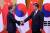 문재인 대통령과 시진핑 국가 주석이 14일 베이징 인민대회당에서 열린 양국 MOU 서명을 위해 만나고 있다. [청와대 사진기자단]