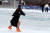 서울 여의도공원 스케이트장 ‘여의아이스파크’가 20일 개장했다. 첫날 오후 한 여성이 스케이트를 즐기고 있다.조문규 기자